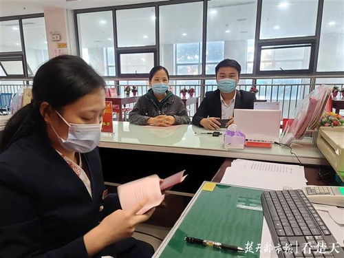 武汉婚姻登记跨区办首日 第一对新人蔡甸户口领证在硚口
